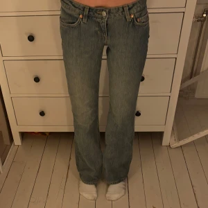 Low Waist Jeans - Superfina low waisted jeans från Weekday! I nyskick! De är bootcut i benen och helt perfekta för hösten! Jag är 165 cm. 