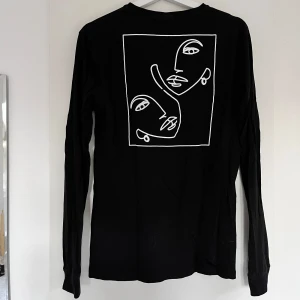 Långärmad tröja med tryck - Långärmad tröja från ASOS med tryck på ryggen.