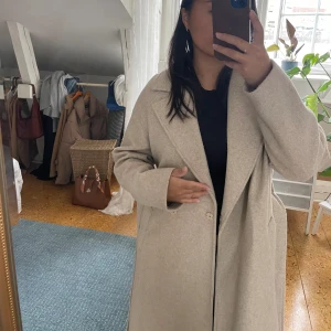 Mysig kappa  - Säljer denna mysiga kappa från NA-KD då den inte riktigt kommer till användning. Sparsamt användning och därför i gott skick. Nypris 999kr, säljes för 300kr.   Köparen står för frakten, kan annars hämtas i Uppsala.  