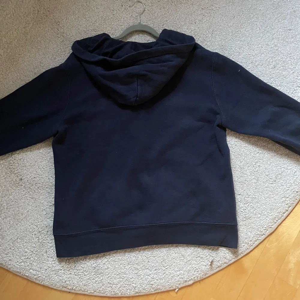 En väldigt fin Ralph lauren zip hoodie i storleken 163-174 cm (Står XL i den men det är barnstorlek) Skick:8/10 Tveka inte! hör av dig vid minsta lilla fråga eller fundering!. Tröjor & Koftor.