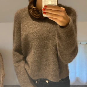 Stickad tröja!! - Hej! 💕 Jag säljer nu denna super snygga och trendiga stickade tröjan från zara, säljs pga den inte längre används. Den är i storlek m men sitter som strl s. Den är i bra skick och utan defekter!! Hör gärna av er vid frågor! 💕💕 Pris kan diskuteras!! 💕