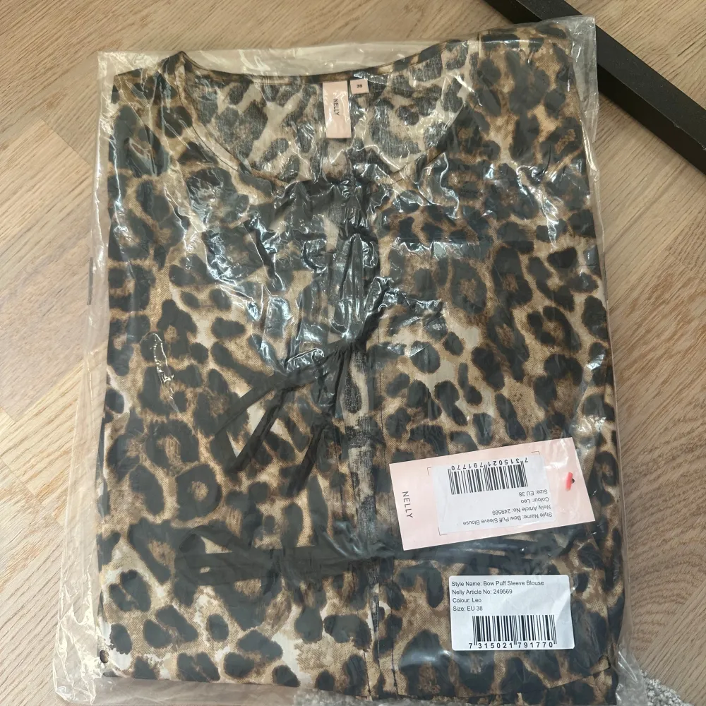 Blus med leopard mönster från Nelly. Helt oanvänd, inte ens öppnad från plasten. Beställde 2 storlekar och glömde returnera denna, därav säljer jag den. . Blusar.