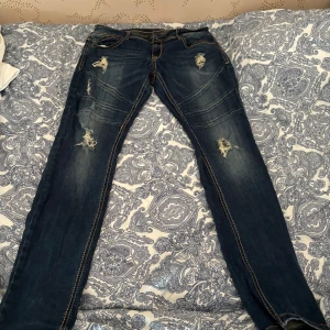 Jeans  - Materialet är skönt. Jeansen är små i storleken. 