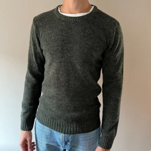 Mörkgrön stickad tröja - En mörkgrön stickad tröja från Suit Apparel. I fint skick, perfekt för hösten!