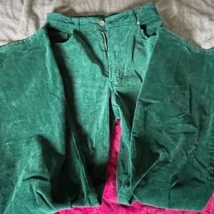 H&M Jeans - Bra skick. Tråd lös nere på högra ben. Midja: 34 Längd: 108