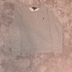 Ralph Lauren tröja - Säljer min snygga Ralph Laurwn teöja i storleken XS. Den är knappt använd. Säljer den för 350 Kr men priset kan diskuteras.