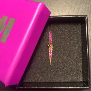 L8h är  - Super gulligt örhänge från L8h.🩷