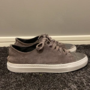 Axel Arigato skor  - •Axel Arigato skor. Storlek 40 men passat mig med stl 41 i andra sko märken. Är i använt skick men inga defekter. Mycket kvar å ge! Nypris gick på  1 700 kr på Care of Carl. Sällsynt modell, säljs ej ngt mer! Bah å skriva vid frågor. Mvh