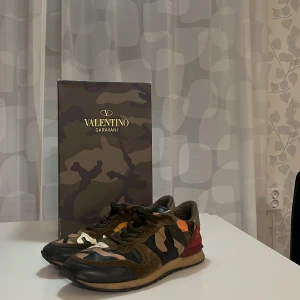 Valentino Rockrunner - Valentino Rockrunners, perfekta nu inför hösten! Köpta innan sommaren och säljer nu då de ej kommer till användning. Skick: 6.5/10 med slitningar i hälen på insidan av skon. Box och extra skosnören medföljer, pris kan diskuteras vid snabb affär.