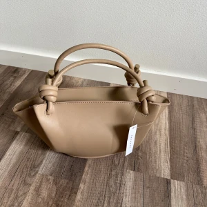 Handväska  - Ny med prislapp. 