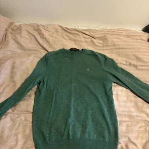 Morris over shirt. - Säljer en väldigt fin morris over shirt som aldrig är andvänd så den är i nyskick säljer den nu för jag inte är så stort fan av färgen grön men om du har nått grönt i din gaberord så kommer den här va bästa valet att matcha med. 