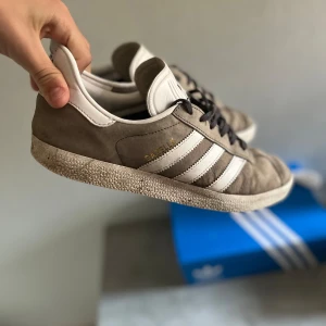 Adidas gazelle  - | Storlek 43 | skick 6/10 defekter på sista sidan | möts upp i Göteborg eller fraktar | dessa skor har mycket mer att ge | priset är diskuterbart pågrund av defekterna! 🤝 | hör av er för mer frågor | box och extra vita snören ingår✅ |