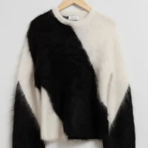 Other stories tröja  - Sååå fin stickad tröja från other stories. Väldigt populär och slutsåld online💕 knappt använd, säljer så den inte riktigt är min stil😚 Pris kan diskuteras vid snabb affär! Tveka inte att komma privat med frågor eller för att få fler bilder💕