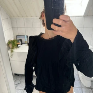 Blus  - Svart blus från zara använd en gång , längre ärmar och lite croppad 💖