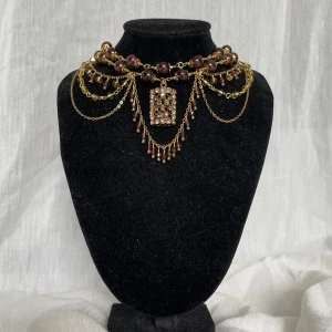 Handgjort halsband  - Vinrött<333 Mått : 35cm- 37cm  Går att förlänga:)