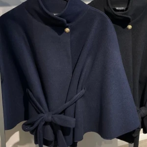 Poncho navy  - Mörkblå poncho oanvänd med prislappen kvar i säljer för jag inte kan returnera 🫶