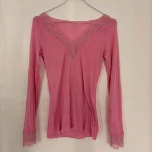 Rosa intimissimi storlek s  - Säljer min rosa intimissimi eftersom den inte e min stil. Använd 1-2 gånger och är i jättebra skick. Den är i storlek S vilket e de minsta storleken. 