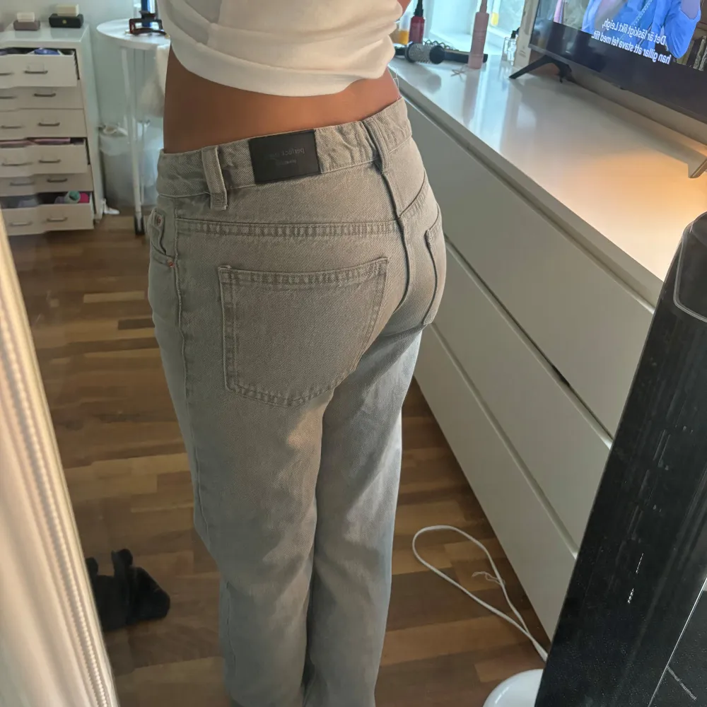 Jättesnygga ljusgråa jeans från Ginatricot i storlek 34. För referens så är jag (på bilden) 1,65 lång och en storlek XS/S och 34/36 i jeans. Byxorna är i bra skick!💞💞. Jeans & Byxor.