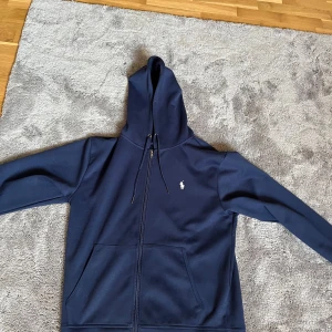 Polo Ralph Luoren zip hoddie  - Säljer nu denna Ralph luoren zip hoddie pga växt ur den. Topp skick bara använd fåtal gånger och sitter väldigt bra. Storlek S