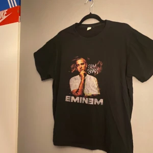 Black graphic t-shirt Eminem/slim shady size L good quality - Black graphic T-shirt rapper Eminem good quality barley used size L #tshirt #graphictee #graphic #eminem #slimshady #eminemmerch #rapper #streetwear #y2k