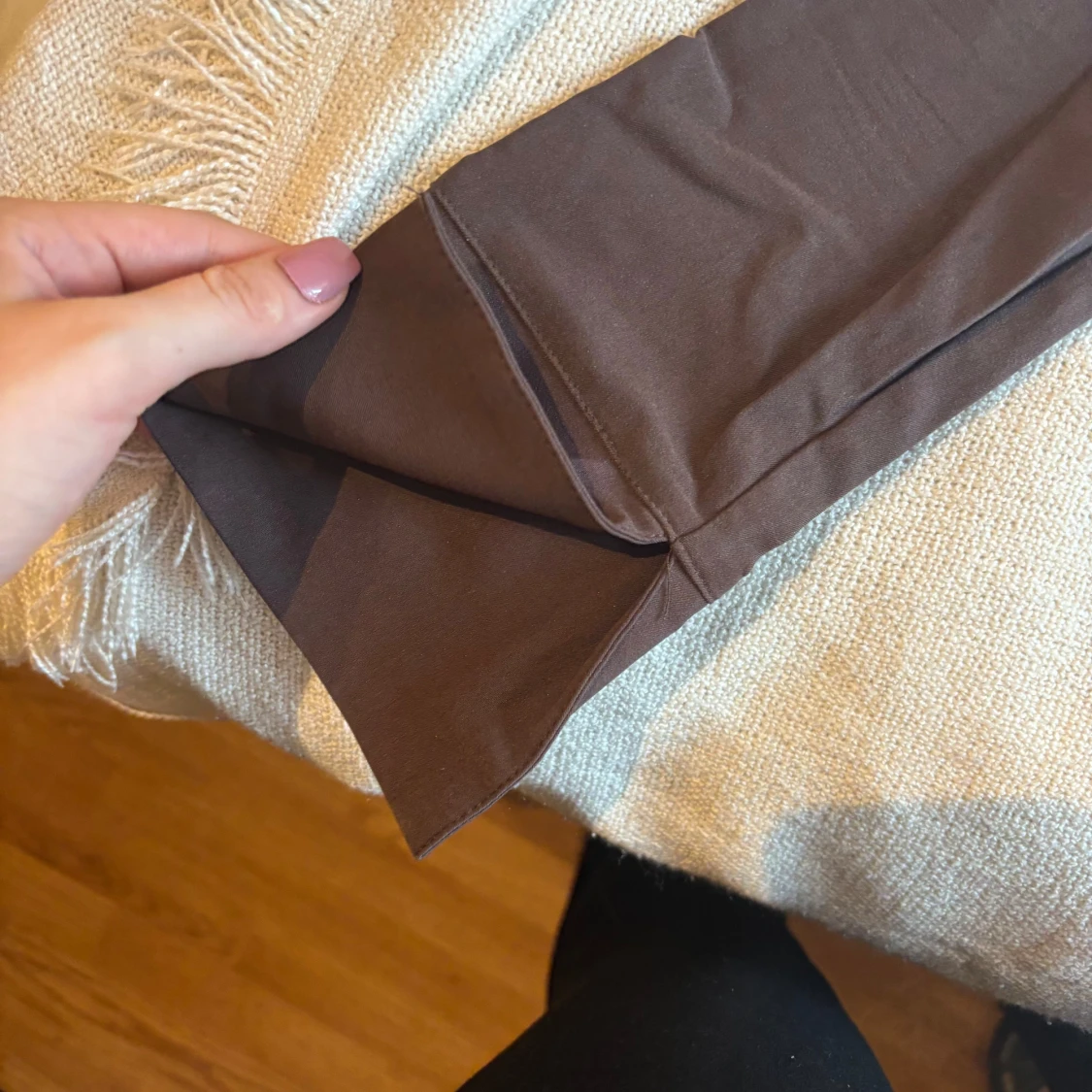 Brun festtopp med slits  - 90