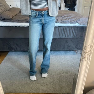 Zarajeans - Zaras raka jeans med låg midja. Endast använda ett fåtal gånger