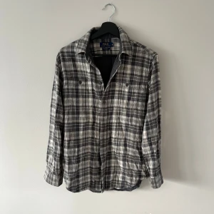 Flanellskjorta Ralph Lauren - Flanellskjorta från Polo Ralph Lauren i storlek M. Skjortan är i bra skick utan några defekter. Nypris ligger runt 2049, mitt pris 599