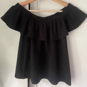 Off-shoulder topp - Super snygg off-shoulder topp🤍💓 Enda att anmärka på är ett par noppror(se andra bilden), men de syns knappt💗