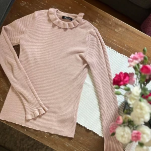 Tröja  - En råsa tröja med mjukt och skönt material den har en slaks volang krage och på armen. Väldigt stretch jag är medium men kan använda den. Kostade originalt 120 kr ca