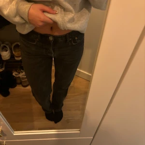 Svarta Jeans  - Fina jeans från Zara. Små lutningar längst ner på benen men annars i fint skick. Mid/low waist. Jag är 168cm.✨