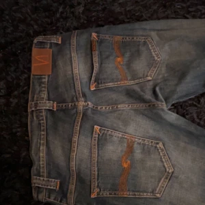 Nudie jeans  - Modell: Thin finn storlek: 32/32 ett par riktigt snygga nudie jeans med snygg tvätt, byxorna är i riktigt bra skick bara att höra av sig vid funderingar
