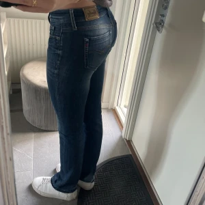 Replay jeans  - Lågmidjade replay jeans i snygg mörkblå tvätt. Storlek är 27w 34L men ja har sprätt upp sömmen längs ner för att få de lite längre. Perfekta på mig som är 177cm🩷🩷