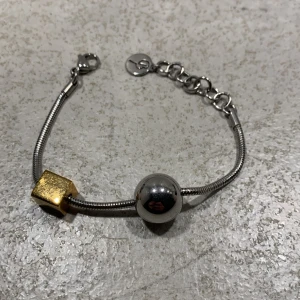 Armband Edblad  - Jag säljer detta armband från Edblad med silver- och rosengulddetaljer. Längd: 20cm