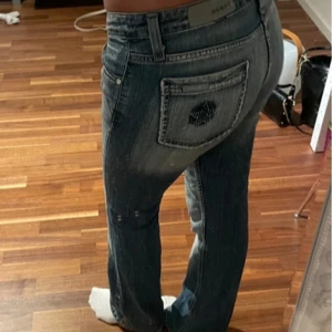 Lågmidjade Iceberg jeans - Jeans från Icejeans iceberg wear L31 W(gissar på 27-29 )  Köpta på plick för 800kr men passade tyvärr inte mig så säljer!!💗  Midjemått: 84cm Innerbensmått: ca 85cm Ytterbensmått: ca 106cm 💗 (Lånade bilder)