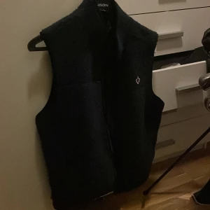 Morris fleeceväst  - 9/10 skick säljer pga av att jag sällan använder den, västen är i storlek medium 