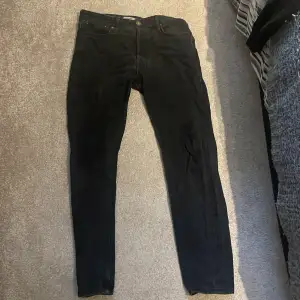 Svarta jeans från jack & Jone i modellen loose chris Skick 6/10 Storlek 29/32 Mitt pris 50