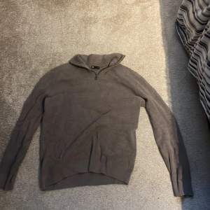 Brun half zip tröja från Cubus Sparsamt använd skick 7/10 Storlek S Mitt pris 80