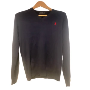 Ralph Lauren tröja - Säljer denna feta stickade Ralph Lauren tröja, skicket är fint och storleken är s, men den passar även mig som bär m i vanliga fall. Kom privat för frågor😀