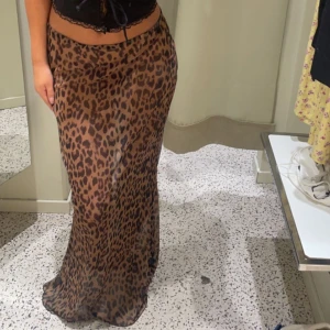 Leopard kjol  - Säljer denna sjukt snygga leopard kjol från bik bok🐆är i storlek M men passar som en S då jag är en s/xs normalt 