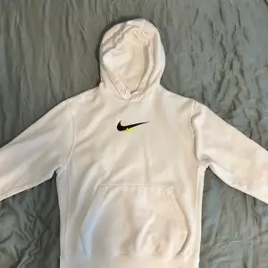 Skön hoodie från nike, storlek S. Köpte för ett år sen men har ba använt den ett par gånger (ser bättre och fräschare ut irl). Priser kan diskuteras. 