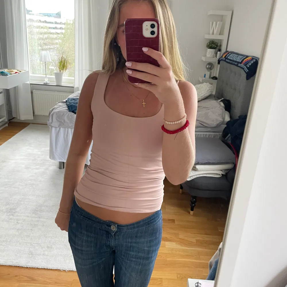 Gulligt rosa linne från zara! Jätteskönt att ha på sig och är i jättebra skick. 🥰. Toppar.