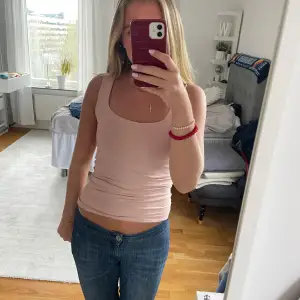 Gulligt rosa linne från zara! Jätteskönt att ha på sig och är i jättebra skick. 🥰