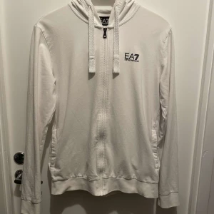 Ea7 kofta  - Säljer en jätte fin vit Ea7 kofta utan defekter!
