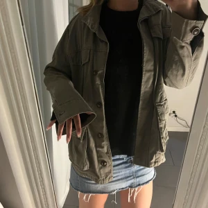 grön jacka - as cool vår/höst jacka💕💕💕säljer då den tyvärr inte kommer till användning längre