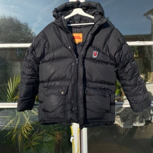 Fjällräven Expedition Down vinterjacka Svart - Fjällräven Expedition Down vinterjacka i svart. Storlek XXXS men passar olika beroende på storlekspreferens. Fint skick utan skador/defekter. Nypris 9000kr. Perfekt vinterjacka som är båda bekväm, snygg & varm. Pris kan diskuteras. Hör av dig! 
