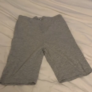 Tröja + Cyeklbyxor - Säljer dessa två tillsammans då de matchar väldigt bra tillsammans, byxorna är aldrig använda och från New Yorker, tröjan är inte heller använd från Lager 157