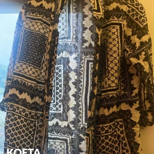 Kofta - Säljer denna kofta åt min mamma. Inga fläckar eller hål. I storlek S.