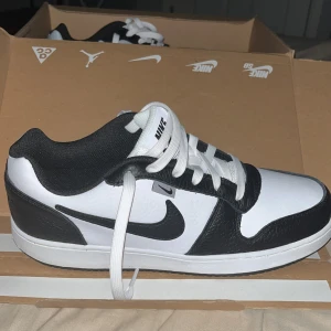 Nike skor - Säljer dessa eftersom dom är för små, inget kvitto och har låda men inte rätta lådan till skorna. HELT ORÖRDA! 