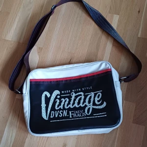 Messagebag - Köpt second hand, fläckar undertick och en fläck på sidan annars fint skick. 