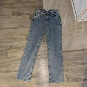 Stradivarius straight jeans. Size 34. Never been used